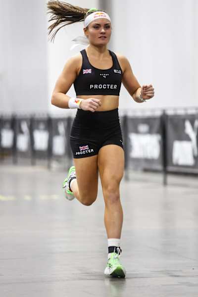 La atleta de HYROX Lucy Procter corriendo - debutó en Elite 15 en 2025