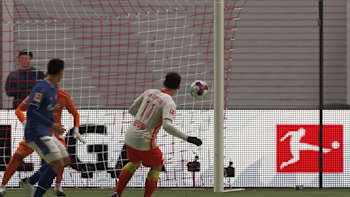 Ein RB Leipzig-Spieler in FIFA 21 beim Torabschluss.