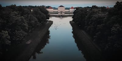 Aerial Shot des Nymphenburger Schlosses in München in den Morgenstunden.