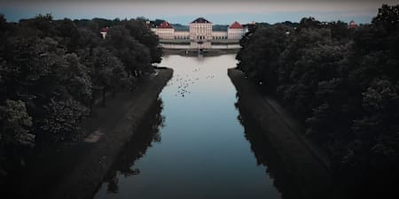 Aerial Shot des Nymphenburger Schlosses in München in den Morgenstunden.