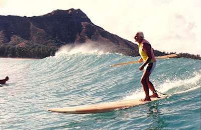 John Zapotocky med SUP surfanjem na plaži Waikiki.