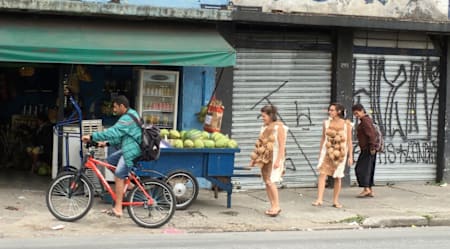 Membros do CHRUA vestem o Niã, habitação corporal criada pelo coletivo