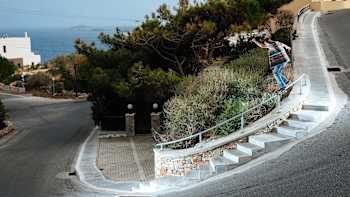 Alex Hallford, Feeblegrind sobre barandilla en curva en Tinos, Grecia.