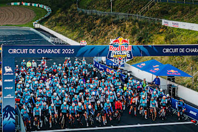 Les coureurs se préparent sur la ligne de départ du Red Bull Cycling Survivor au circuit de Charade, à Clermont Ferrand 2025.