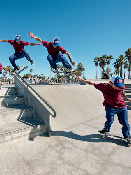 TJ Rogers hace un kickflip durante el taller Red Bull Rising Talent en Venice, CA, EE.UU. el 18 de octubre de 2018.