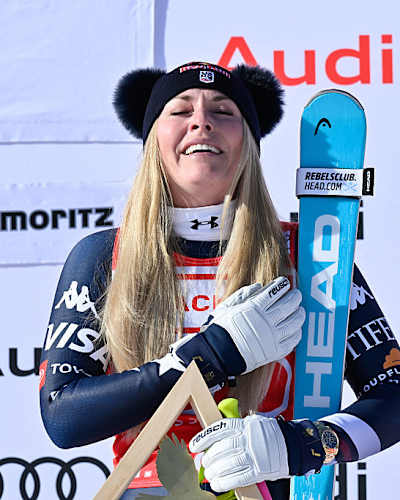 Lindsey Vonn écoute l'hymne national américain après avoir remporté la course de descente lors de la Coupe du monde FIS de ski alpin à St Moritx, en Suisse, le 12 décembre 2025.