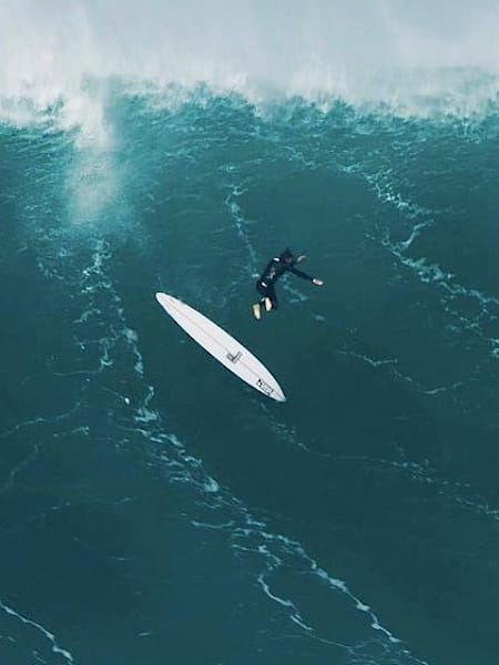 El surfista Tom Lowe sufre una caída en Nazaré.