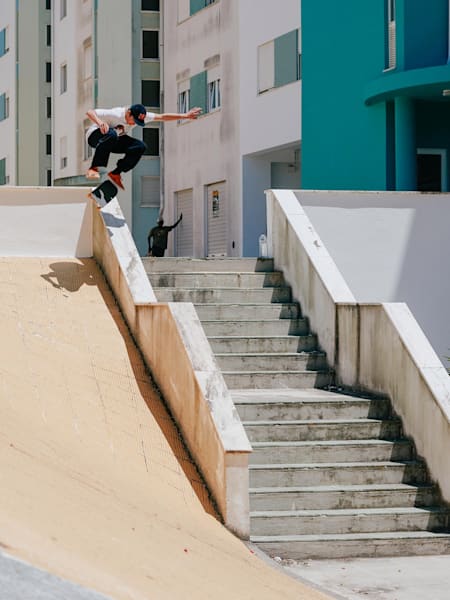 Alex Midler hace un Kickflip en Portugal.