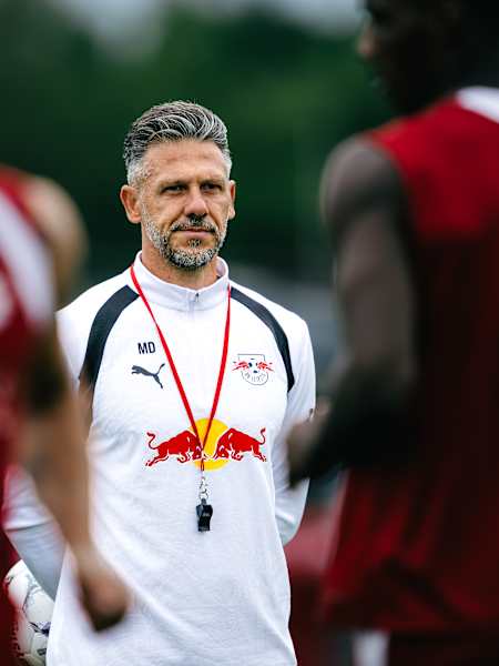 RB Leipzig-Coach Martin Demichelis beobachtet beim Training der Roten Bullen seine Spieler.