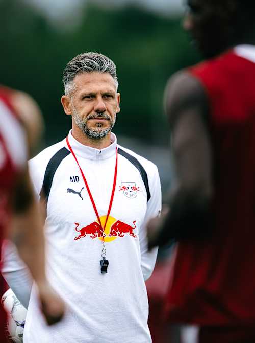 RB Leipzig-Coach Martin Demichelis beobachtet beim Training der Roten Bullen seine Spieler.
