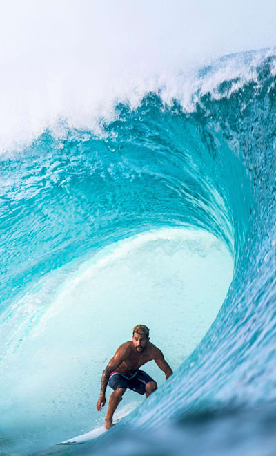 Italo Ferreira surfea en Pipeline, Hawái