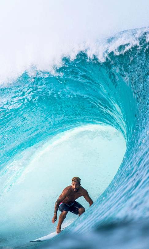 Italo Ferreira surfea en Pipeline, Hawái