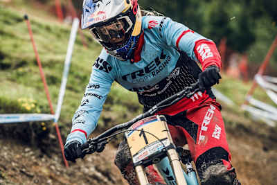 Rachel Atherton ride son VTT à Leogang pour la Coupe du Monde 2016.