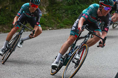 Un cycliste professionnel de BORA-hansgrohe braque dans le virage.