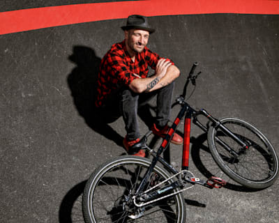 Schiefe Bahn: Claudio beim Shoot auf seinem Pumptrack in Igis, Graubünden.