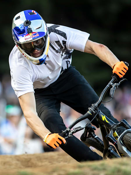Le vététiste Martin Söderström ride en VTT sur une piste de pumptrack en Nouvelle-Zélande.