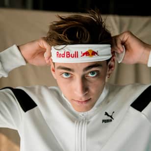 Armand Duplantis pozujący do zdjęcia podczas sesji zdjęciowej w Sztokholmie (Szwecja).