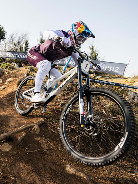 Le champion du monde de VTT descente, Loïc Bruni en action pendant la Coupe du Monde UCI.