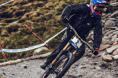 Le vététiste américain Aaron Gwin ride en VTT lors de la Coupe du Monde de descente à Fort William.
