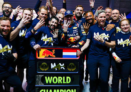 Max Verstappen y el equipo celebran el título de Campeón del Mundo de Fórmula 1 2024 en Las Vegas.