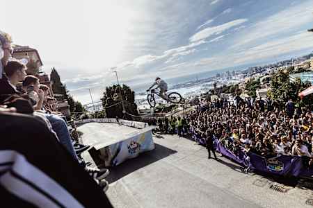 Competidor actuando durante la Red Bull Genova Cerro Abajo en Génova, Italia, el 20 de octubre de 2024.