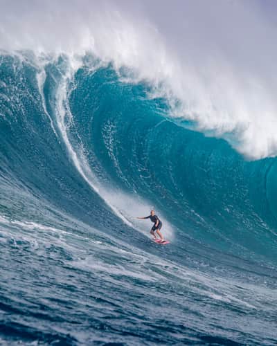 Izzi Gomez surfs Jaws