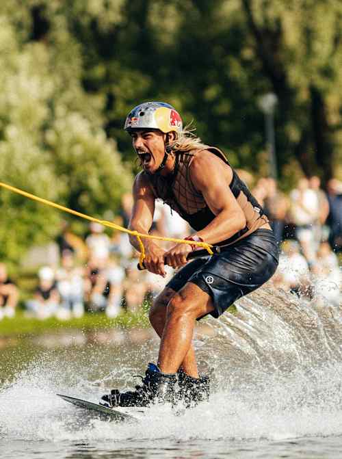 Ein Wakeboarder jubelt beim Munich Mash in Deutschland