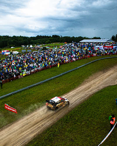 Takamoto Katsuta et Aaron Johnston roulent dans leur voiture WRC lors du Rallye d'Estonie 2022 à Tartu.