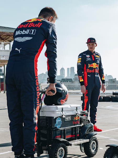 Max Verstappen y Alex Albon transportan unas neveras en Melbourne, Australia.
