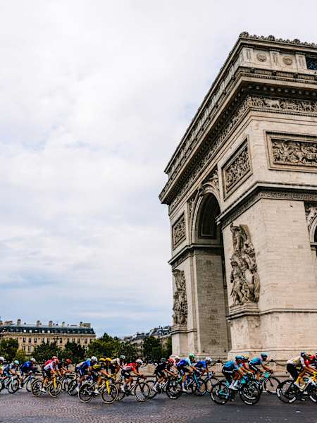 Team Red Bull - BORA - hansgrohe tijdens etappe 21, Tour de France 2025.
