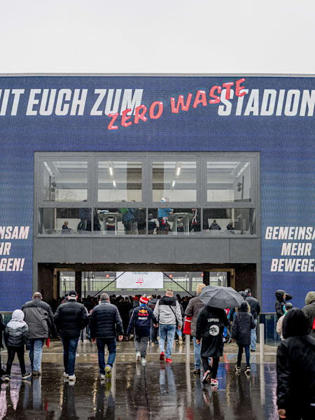Außenansicht der Red Bull Arena mit der Zero Waste-Kampagne.