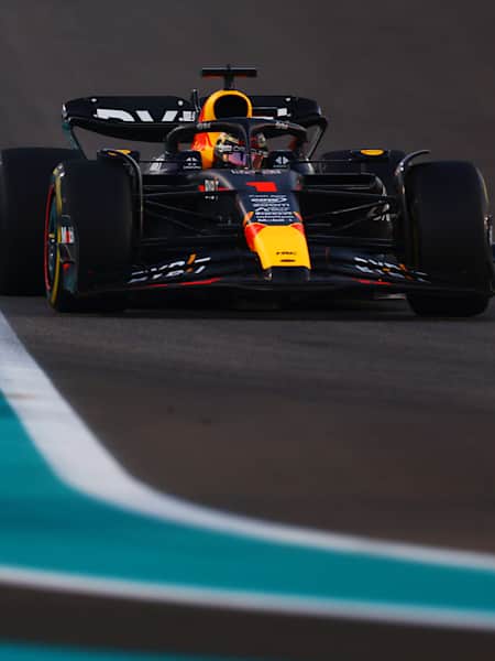 Bild zeigt den Red Bull Boliden von Formel-1-Weltmeister Max Verstappen beim F1 Grand Prix von Abu Dhabi, 2023. 