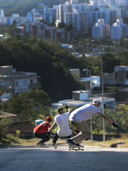 Eine Gruppe von Skatern cruisen downhill.