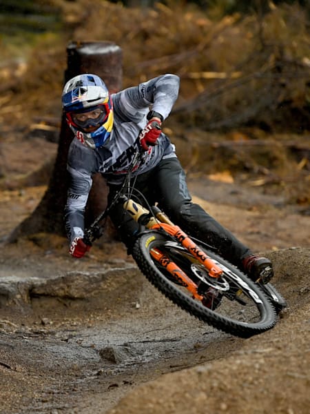 L'Irlandais Greg Callaghan s'entraine sur son VTT enduro à Dublin en Irlande.