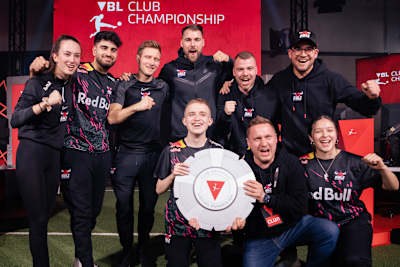 Das gesamte RBLZ-Team feiert die Meisterschaft nimmt die Schale für den Triumph in der VBL Club Championship entgegen.