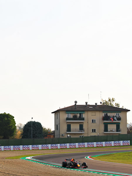 Max Verstappen z teamu Red Bull Racing w akcji podczas rundy F1 o GP Emilii Romanii 2020 na torze Imola.