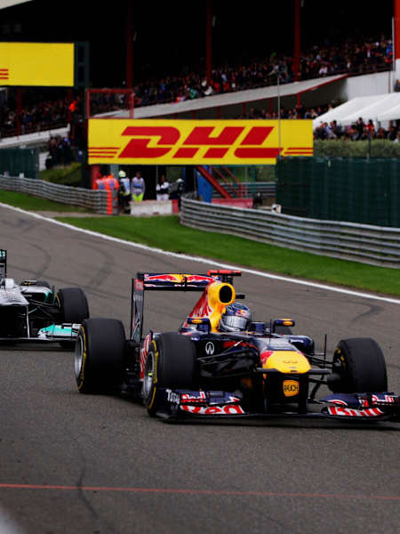 Sebastian Vettel devance Nico Rosberg sur le circuit de Spa-Francorchamps pendant le Grand Prix de Belgique de Formule 1 en 2011.