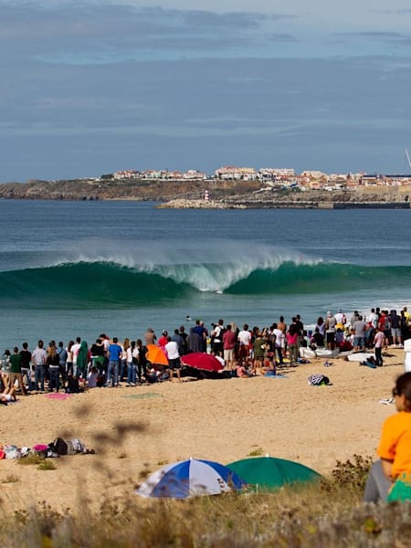 Supertubos, aussi connu comme le Pipeline portugais, est l'un des meilleurs beachbreaks et accueille le MEO Rip Curl Pro Portugal dela World Surf League.