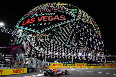 Le pilote de F1 néerlandais Max Verstappen de Red Bull Racing roule la nuit sur le circuit urbain de Las Vegas devant le célèbre "Welcome to Fabulous Las Vegas" illuminé.