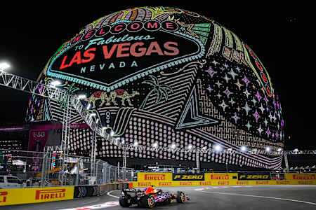 Le pilote de F1 néerlandais Max Verstappen de Red Bull Racing roule la nuit sur le circuit urbain de Las Vegas devant le célèbre "Welcome to Fabulous Las Vegas" illuminé.