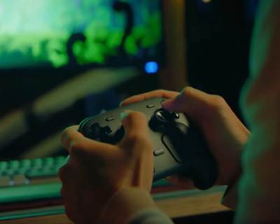Bild zeigt eine Person beim Spielen mit dem Steam Controller (2026)