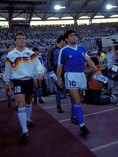 Maradona e Matthaus entram em campo para a final da Copa de 1990