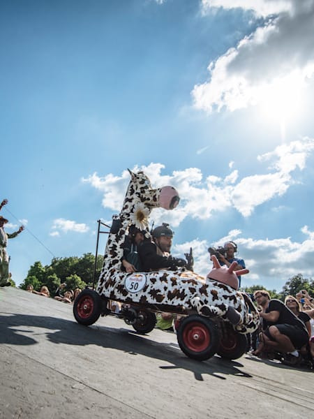 Des participants de la course Red Bull Caisses à Savon, à Paris, en France, le 15 juin 2014.