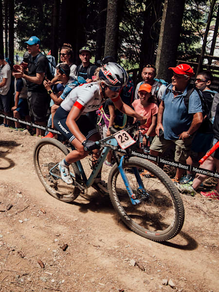 Emily Batty en acción durante la Copa del Mundo XCO UCI en Les Gets, Francia, el 14 de julio de 2019.