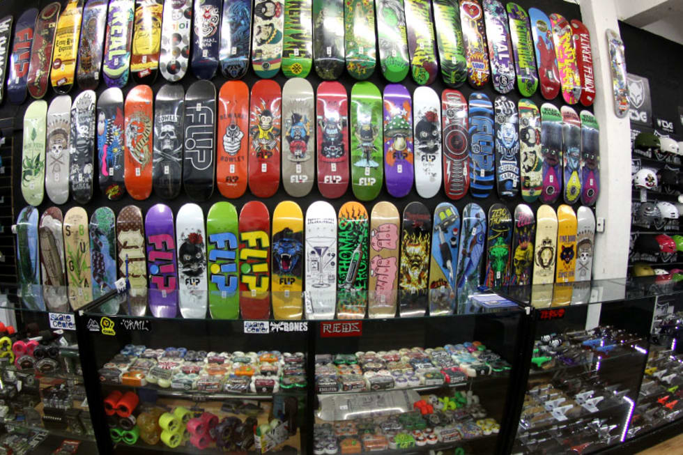 Variedade de peças e atendimento especializado. Procure a skateshop da sua área.