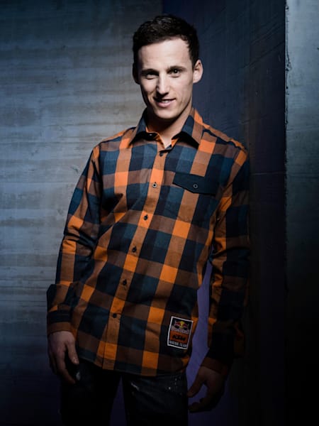 MotoGP-Fahrer Pol Espargaro schick mit Hemd