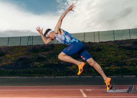 Karsten Warholm durante uma sessão de treinamento em Tenerife em 2024