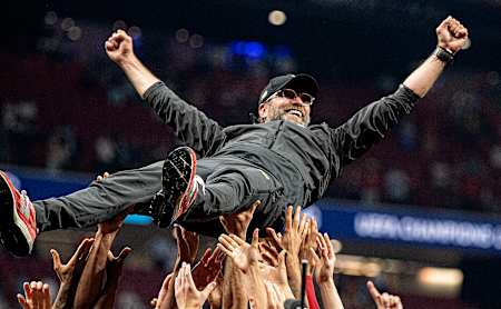 Jürgen Klopp blir løftet opp mens Liverpool feirer seieren i UEFA Champions League i Madrid.  