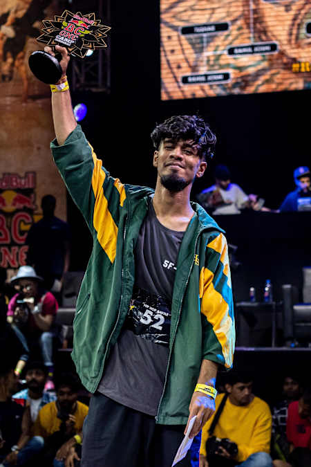 Vishal holds up his trophy.