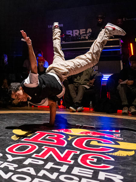 Le danseur Bboy Mounir danse lors du city cypher nord de Red Bull BC One 2023.